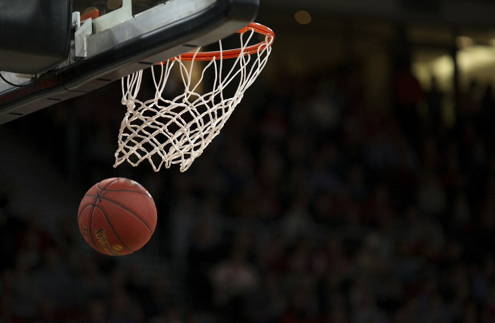 Ballon de basket traversant le filet en salle